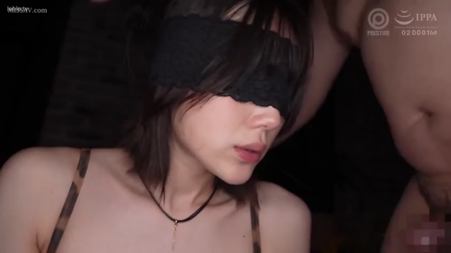 Indoor · Close-up of the face · oral sex · Hazy · Kneeling posture · 黑色眼罩 · 豹纹吊带