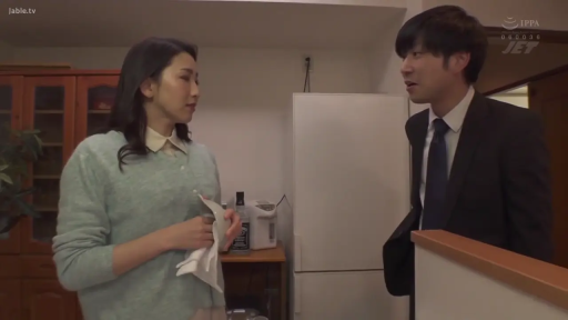 室内 · 脸部特写 · 站立 · 微笑 · 注视 · 针织开衫