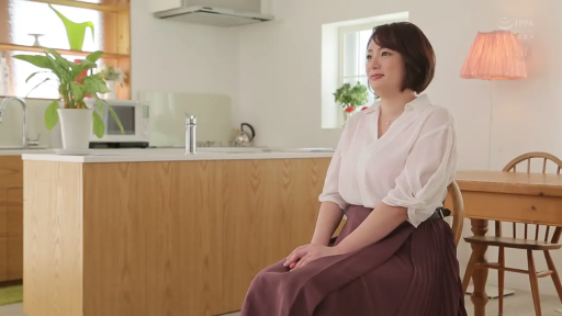 室内 · 面部 · 白衬衫 · 微笑 · 项链 · 正坐 · 谈话 · 短发