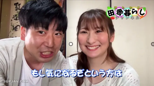 面部特写 · 对话 · 针织衫 · 日语字幕 · 日式房间 · 灿烂笑容 · 并排靠拢