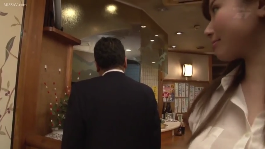 站立 · 白衬衫 · 微笑 · 酒瓶 · 剧情 · 注视 · 餐厅 · 侧脸