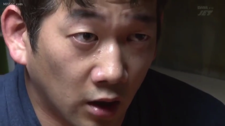 Indoor · Close-up of the face · 深色上衣 · 惊讶 · 正面 · 观看 · 中年男子