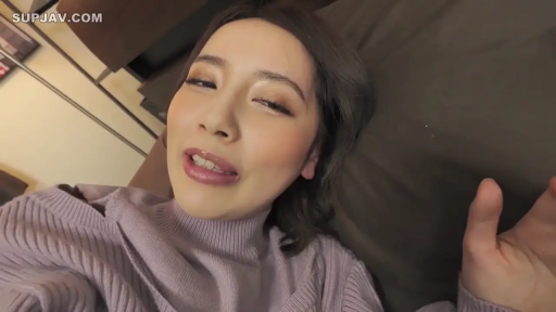 室内 · 顔 · 微笑 · 诱惑 · 自拍 · 仰向け姿勢 · 紫色のセーター