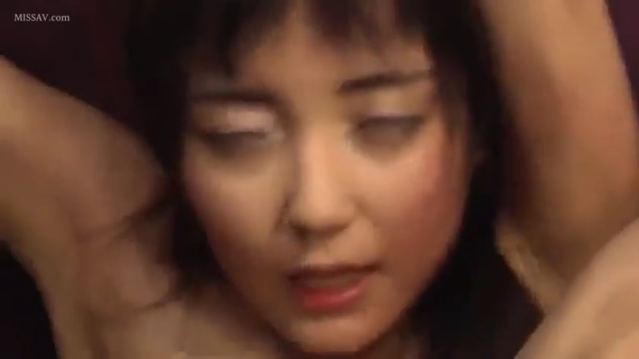站立 · 微笑 · 布包 · 和服 · 室外围栏 · 持手机拍照 · 侧扎发