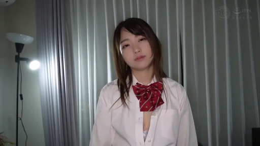 室内 · 校服 · 站姿 · 平静 · 台灯 · 制服 · 注视 · 上半身