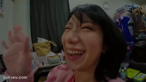 面部特寫 · 居家 · 房間 · 正面 · 揮手 · 杂物 · 粉色針織衫 · 狂笑