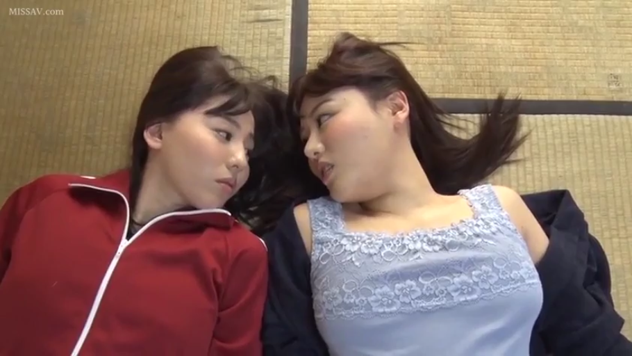 体操服 · 谈话 · 更衣室 · 校园题材 · 凝重 · 长椅 · 坐立