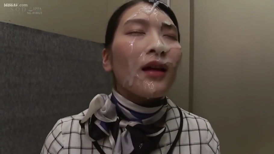 室内 · 脸部特写 · 职业装 · 抬头