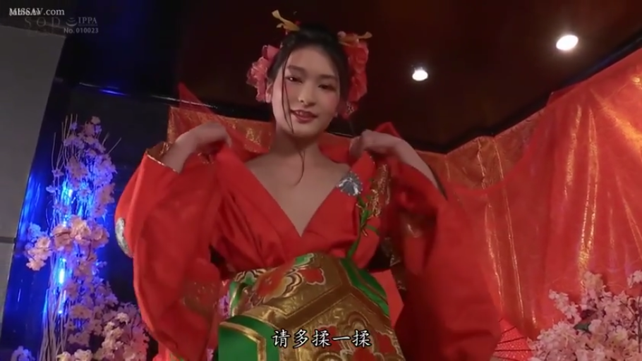 室内 · 中景 · 微笑 · 亚洲女性 · 头饰 · 红色和服 · 正面站姿 · 撩开衣领