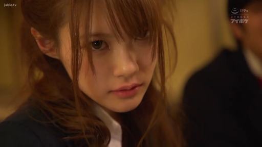 室内 · 面部特写 · 西装校服 · 注视 · 清纯 · 侧头 · 锐利