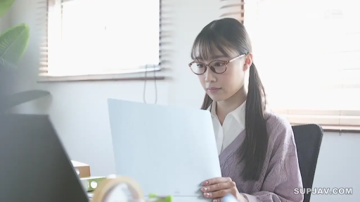 Sitting Posture · Laptop · 专注 · 办公室 · Medium shot · 紫色开衫 · 办公 · Professional women
