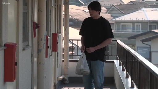 站立 · 公寓走廊 · 黑色短袖与牛仔裤