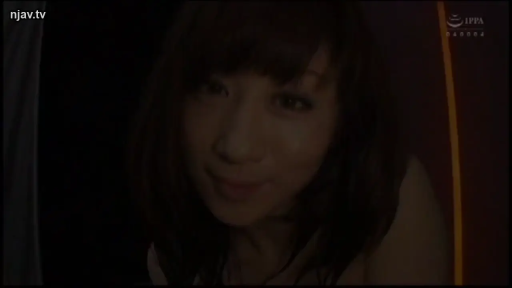 暗室 · 面部特写 · Gaze · White camisole · Lean forward · 浅笑 · 低亮度