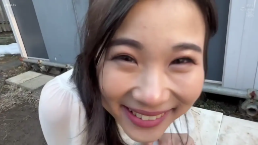 俯身 · 脸部特写 · 白色上衣 · 对视 · 户外 · 长发 · 甜美微笑