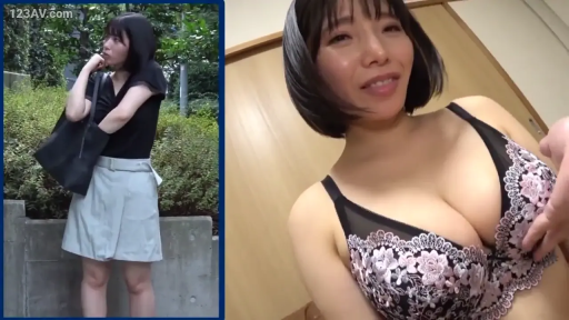 胸部 · 站立 · 黑色上衣 · 微笑 · 胸揉み · 分割表示 · 黑色挎包 · 室内及室外