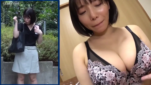 室内 · 胸部 · 身をかがめる · 展示 · 巨乳 · 微笑 · 携帯電話 · 内衣