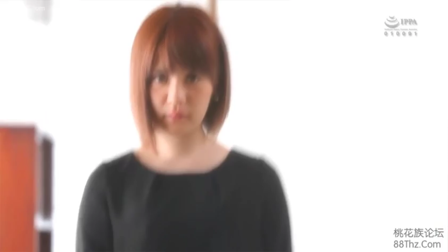 室内 · 站立 · 半身 · 注视 · 短发 · 黑色上衣 · 愤怒