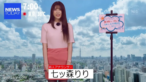 站立 · 微笑 · 粉色短袖 · 新闻演播室 · 新闻播报 · 天气看板 · 主播风