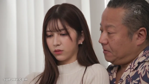 室内 · 站立 · 面部特写 · 白色高领毛衣