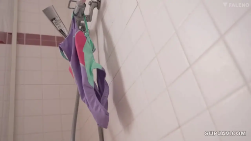 浴室 · 惊讶 · 中景特写 · 立ち姿勢 · 青い水着 · 剧情对话 · 衣類の展示 · 紫色死库水