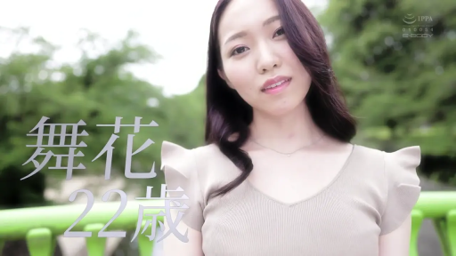 站立 · 微笑 · 面对镜头 · 半身特寫 · 针织衫 · 户外公园