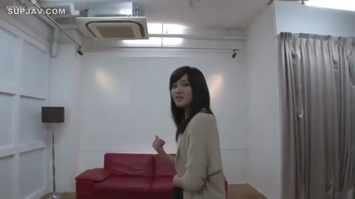 室内 · 站立 · 中景 · 微笑 · 红色沙发 · 说话 · 浅色开衫 · 室内摄影