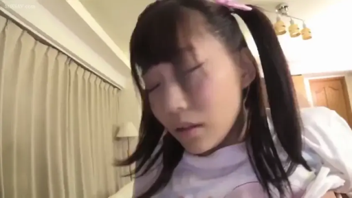 坐姿 · 微笑 · 半身 · 餐桌 · 对视 · 餐厅 · 蓝色毛衣 · 居家题材