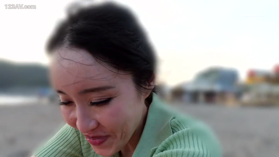 自然 · 海滩 · 抱膝坐姿 · 豹纹手镯 · 腿部与侧面 · 正在喝水 · Blue plastic bottle · Outdoor Sunshine