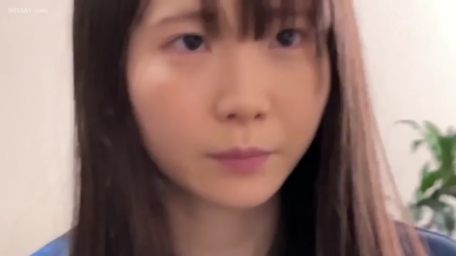 室内 · 脸部特写 · 正坐 · 注视 · 平淡 · 视频截图 · 蓝色上衣