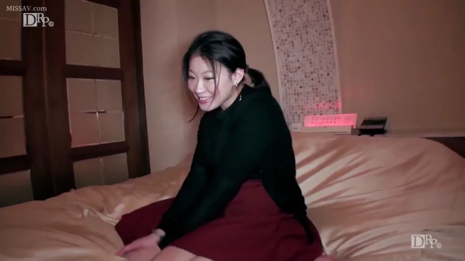 坐姿 · 酒店房间 · 半身 · 红色裙子