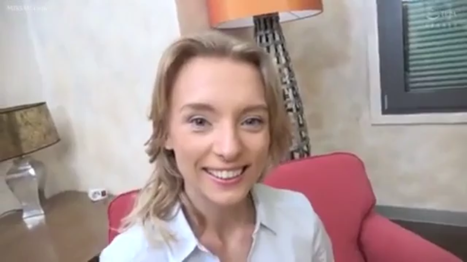 室内 · 坐姿 · 微笑 · 衬衫 · 注视 · 灯具 · 头像特写