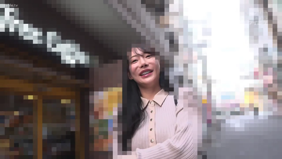 站立 · 中景 · 微笑 · 对视 · 米色针织连衣裙 · 室外街道 · 厚码