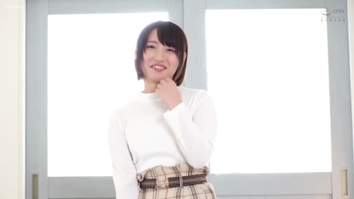 室内 · 甜美 · 站姿 · 摆拍 · 清纯 · 白色毛衣 · 半身像