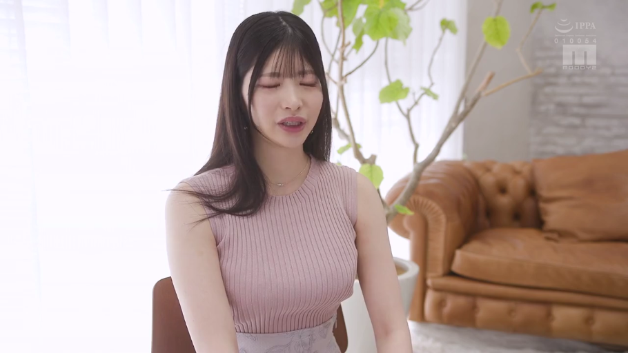 室内 · 坐姿 · 交谈 · 半身特写 · 微闭双眼 · 粉色针织衫