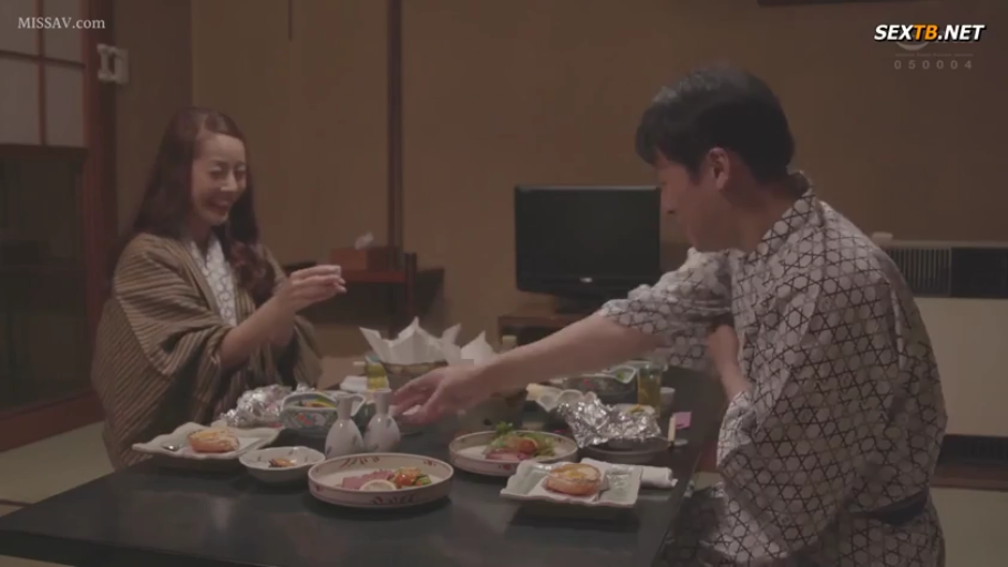 坐姿 · 和室 · 笑容 · 用餐 · 餐具 · 浴衣