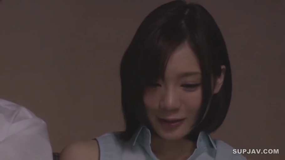 室内 · 坐姿 · 脸部特写 · 无袖衬衫