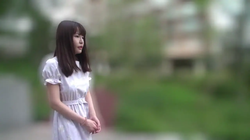 Melancholy · Stand · Half-body · Stare · 长发 · 户外公园 · 白色泡泡袖连衣裙