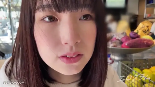 室内 · 脸部特写 · 白色上衣