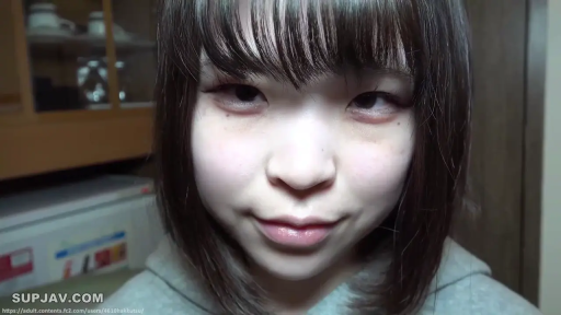 室内 · 脸部特写 · 微笑 · 注视 · 短发 · 正对面 · 灰色连帽衫