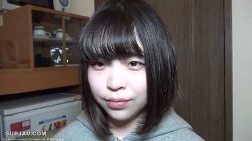 Close-up of the face · Standing Posture · 平静 · Gaze · Kitchen · 橱柜 · Amateur · 卫衣