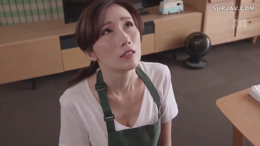 客厅 · 脸部特写 · 仰头 · 围裙 · 哀求 · 向上看