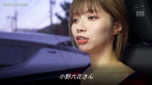 Sitting Posture · Close-up of the face · 自然 · 谈话 · 车内 · Casual wear · 短发 · 汽车座椅