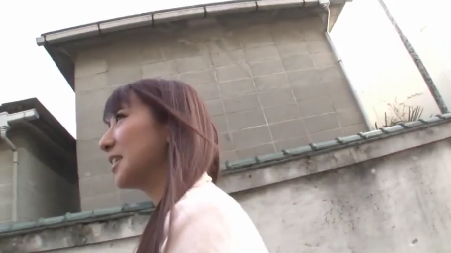 站立 · 微笑 · 户外 · 长发 · 侧脸 · 观望 · 浅色上衣