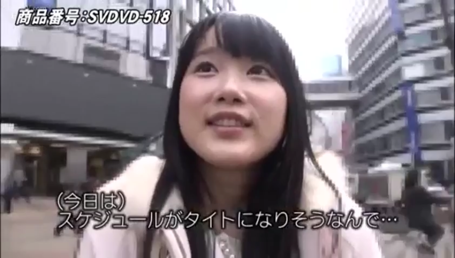 Close-up of the face · Outdoor street · Stand facing front · 白色毛领外套