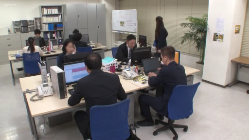 座り姿勢 · 集中 · 办公室 · パソコン · 办公 · 観葉植物 · スーツ · シーン