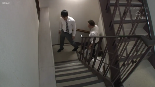 严肃 · 站立 · 楼梯间 · 楼梯 · 远景 · 多人 · 西装 · 围堵