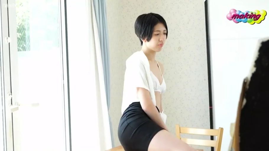 亚洲女性 · 室内房间 · 黑色紧身短裙 · 模特摆拍 · 半身像 · 桌椅 · 自然平淡 · 侧坐在桌边