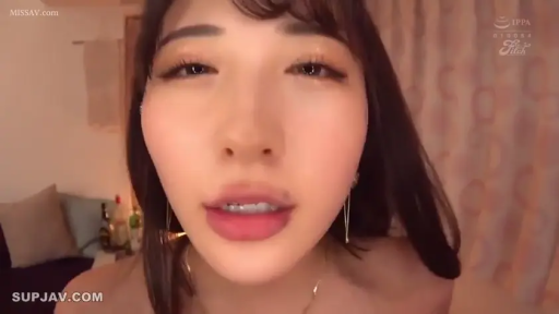 俯身 · 脸部特写 · 卧室 · 迷离 · 裸体 · 对视 · 长发 · 耳饰