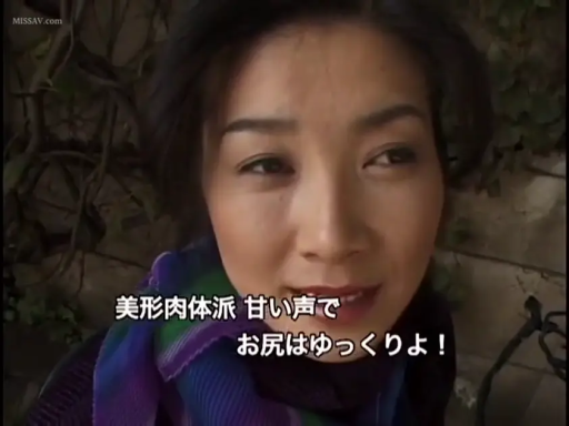 字幕 · 温婉 · 面部特写 · 墙边 · 正面 · 讲话 · 成熟女性 · 黑色上衣配彩色围巾