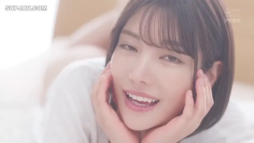 室内 · 脸部 · 甜美 · 白色上衣 · 趴卧 · 清纯 · 微笑面对镜头